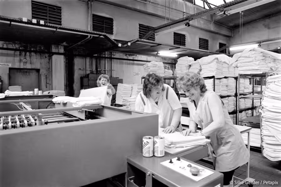 Weiße Wäsche — Wäscherei Leipzig, Februar 1991 © Silke Geister