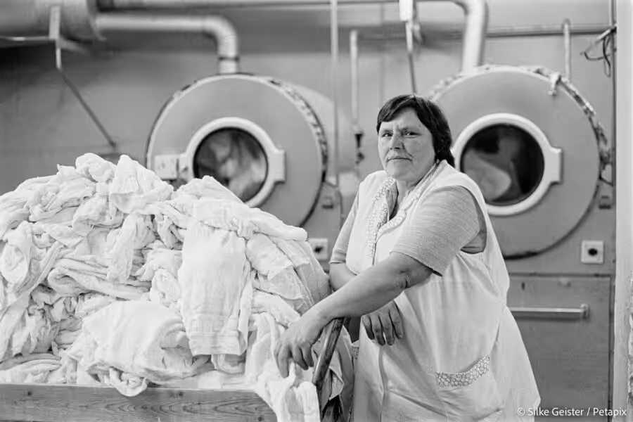 Die Wäscherin — Wäscherei Leipzig, Februar 1991 © Silke Geister