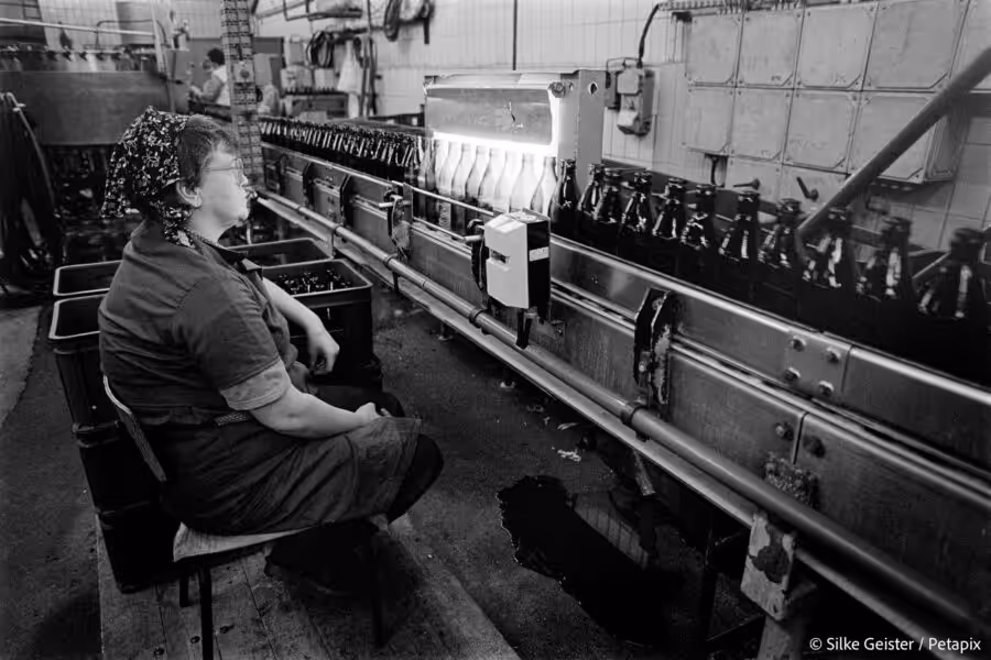 Qualitätskontrolle — VEB Sachsenbräu, Betriebsteil Plagwitz, Leipzig, November 1990 © Silke Geister